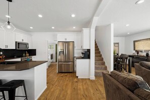 ثلاجة، ميكروويف، فرن، موقد طهي مسطح