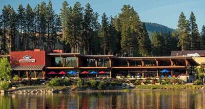 Riverstone Retreat- Walk, Shop, Eat & Play!