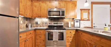 Refrigerador, microondas, horno y lavavajillas