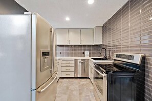 Jääkaappi, mikroaaltouuni, uuni, liesi