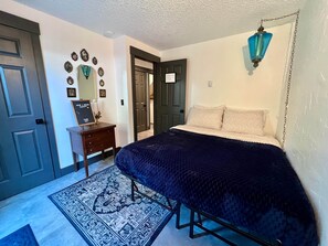 2 عدّة غرف نوم ومكواة/لوح كي وواي فاي وملاءات أسرّة