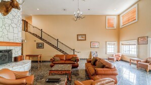 Lobby sitting area - Days Inn & Suites by Wyndham Beeville (Beeville)