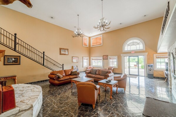 Lobby sitting area - Days Inn & Suites by Wyndham Beeville (Beeville)
