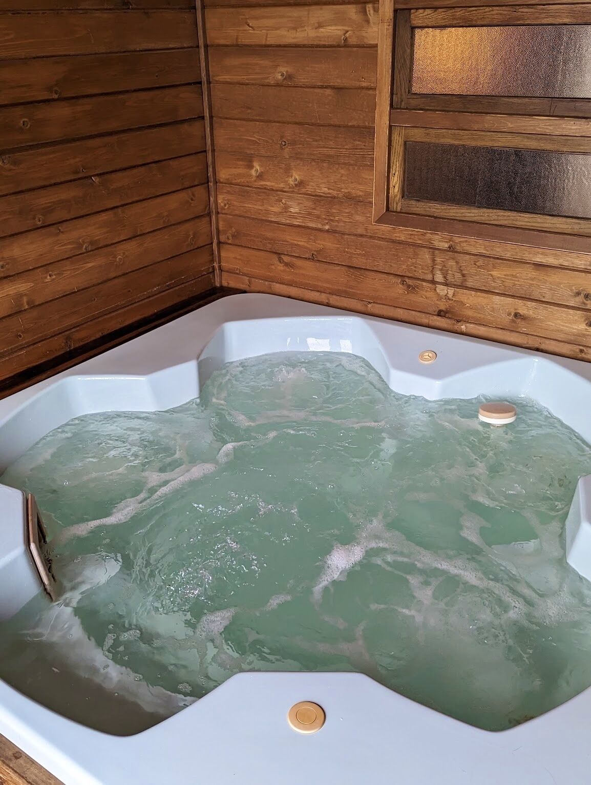 Indoor spa tub