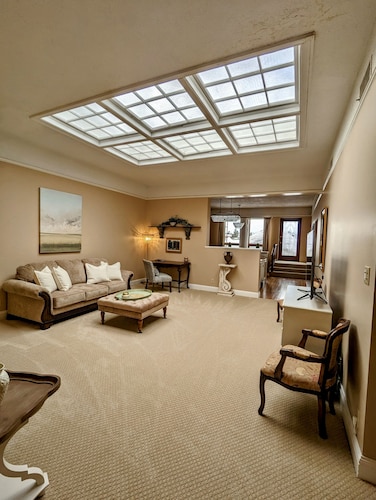 New, Remodeled, Luxury Loft w/Hot Tub & Rooftop Patio