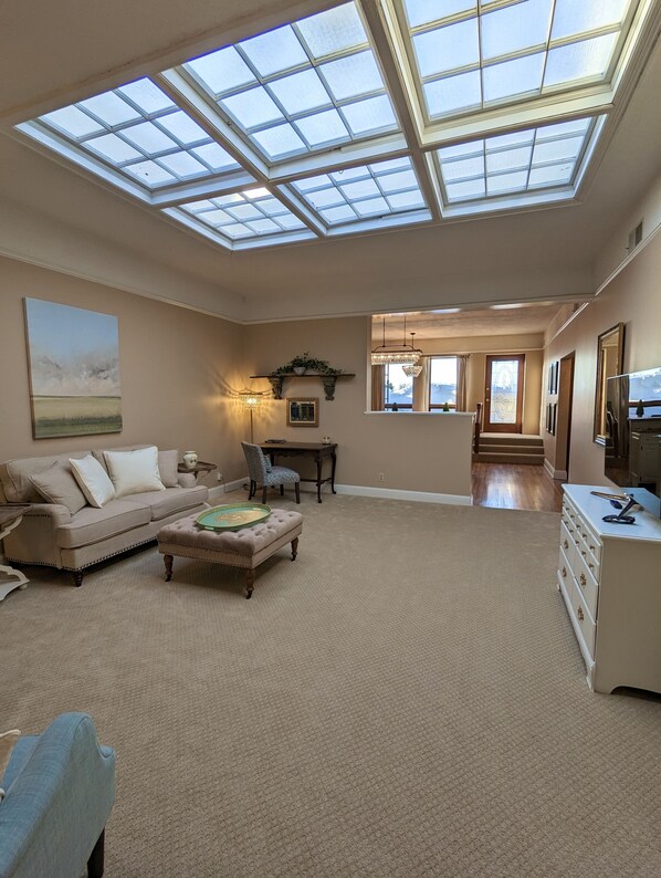 TV connectée, livres, chaîne hi-fi