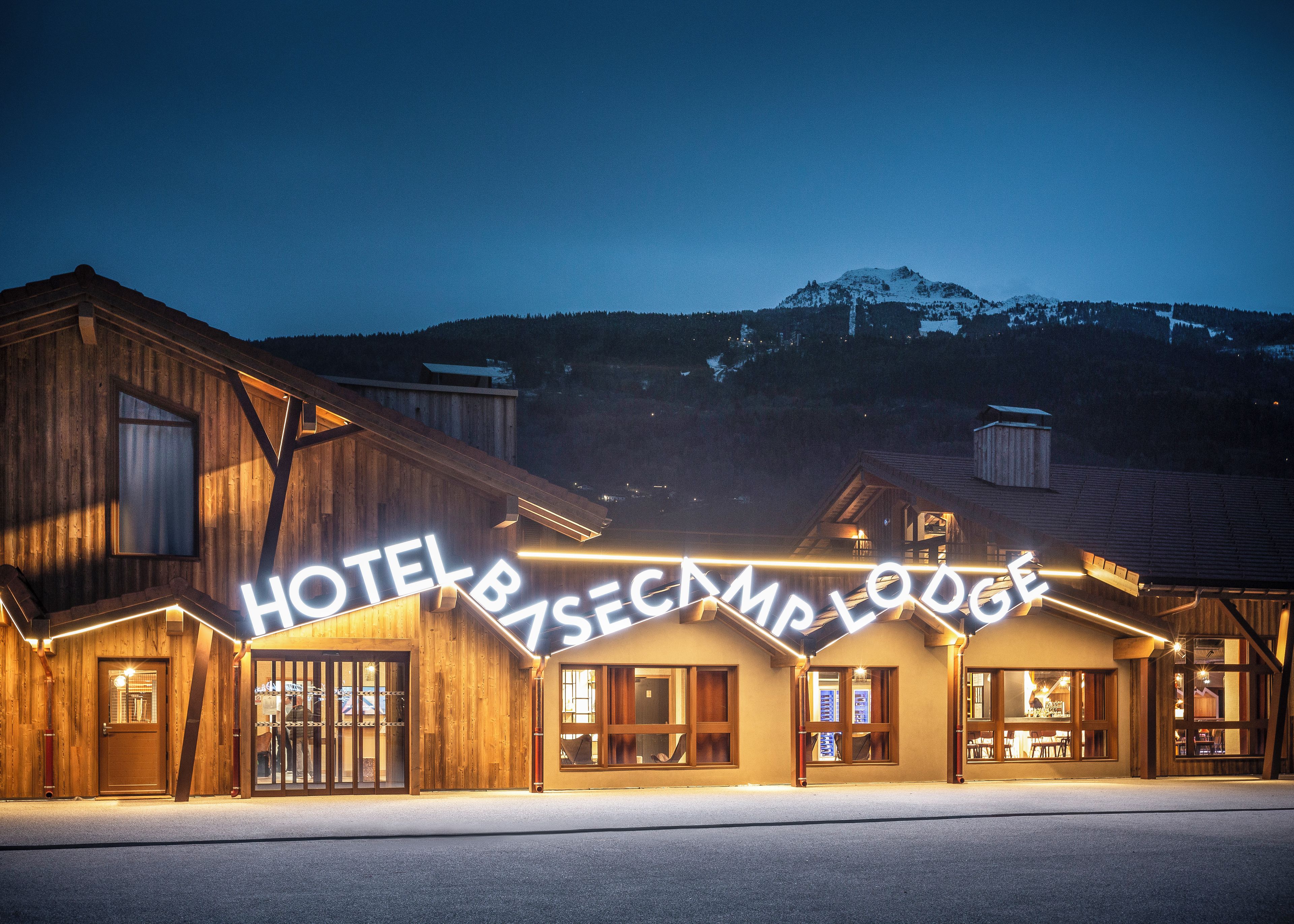 Un edificio de madera con un letrero que dice "HOTEL BZSECAMPLODE".