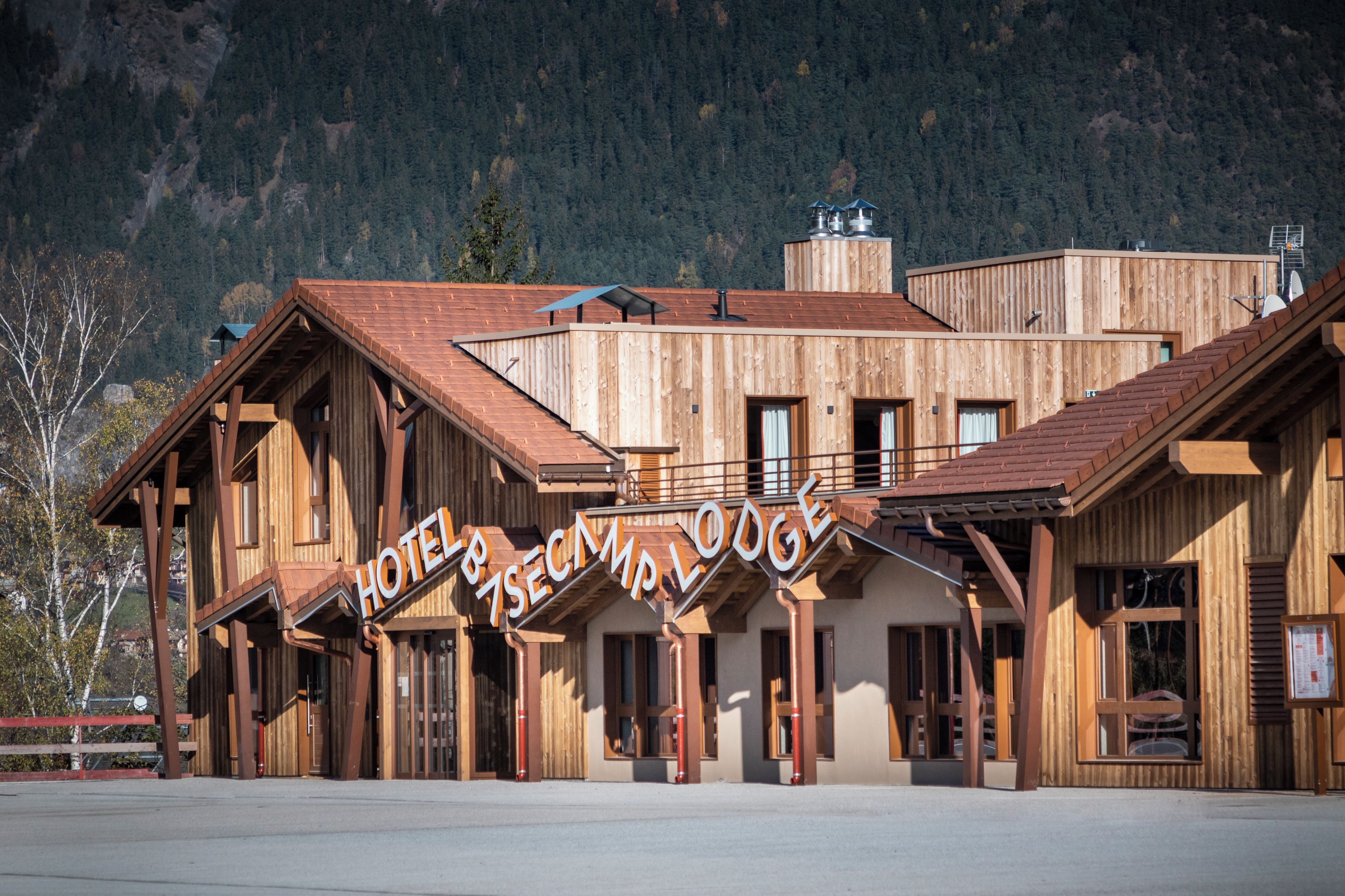 Un edificio de madera con un letrero que dice 'Hotel 7 Secamp Lodge'.