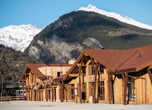 Ein Holzgebäude mit einem Schild, auf dem „BC7 Bar & Restaurant“ und „Hotels & Lodges“ steht.