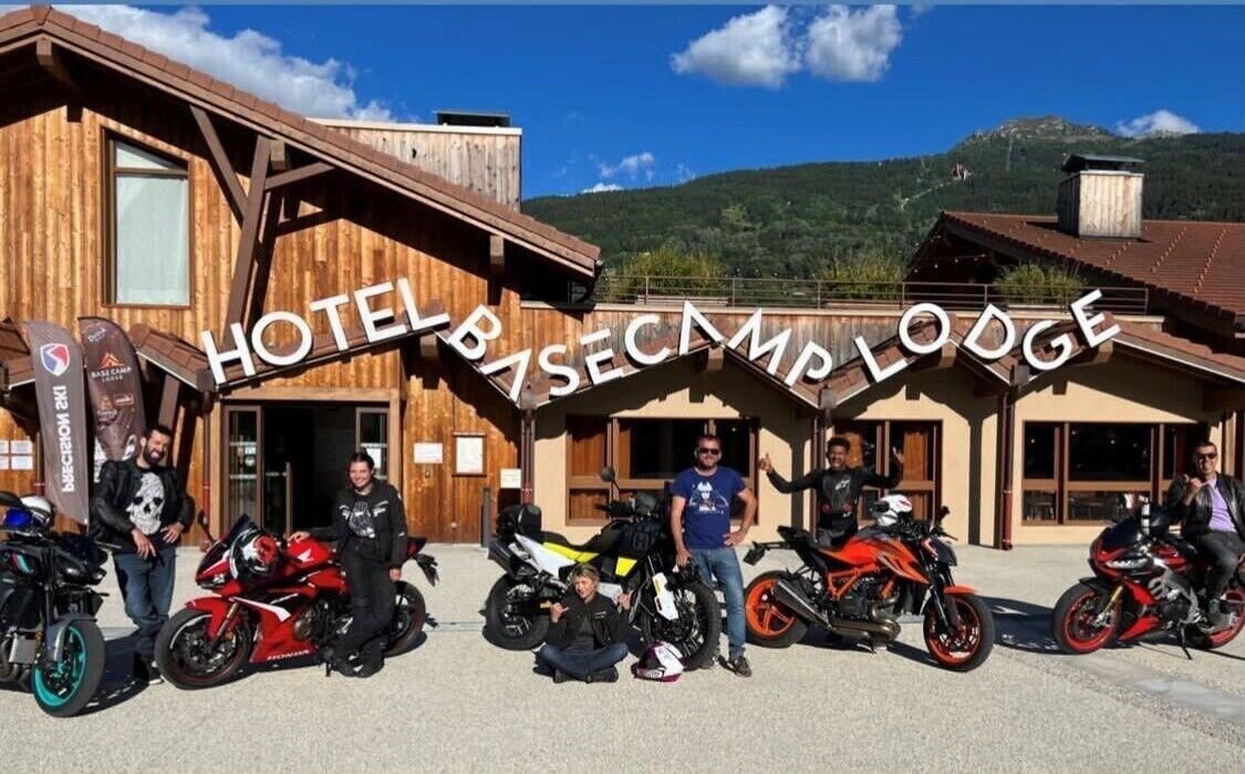Un edificio in legno con un cartello che riporta 'HOTEL BASE CAMP LODGE'.
