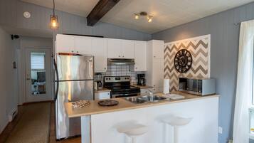 ثلاجة، ميكروويف، فرن، موقد طهي مسطح