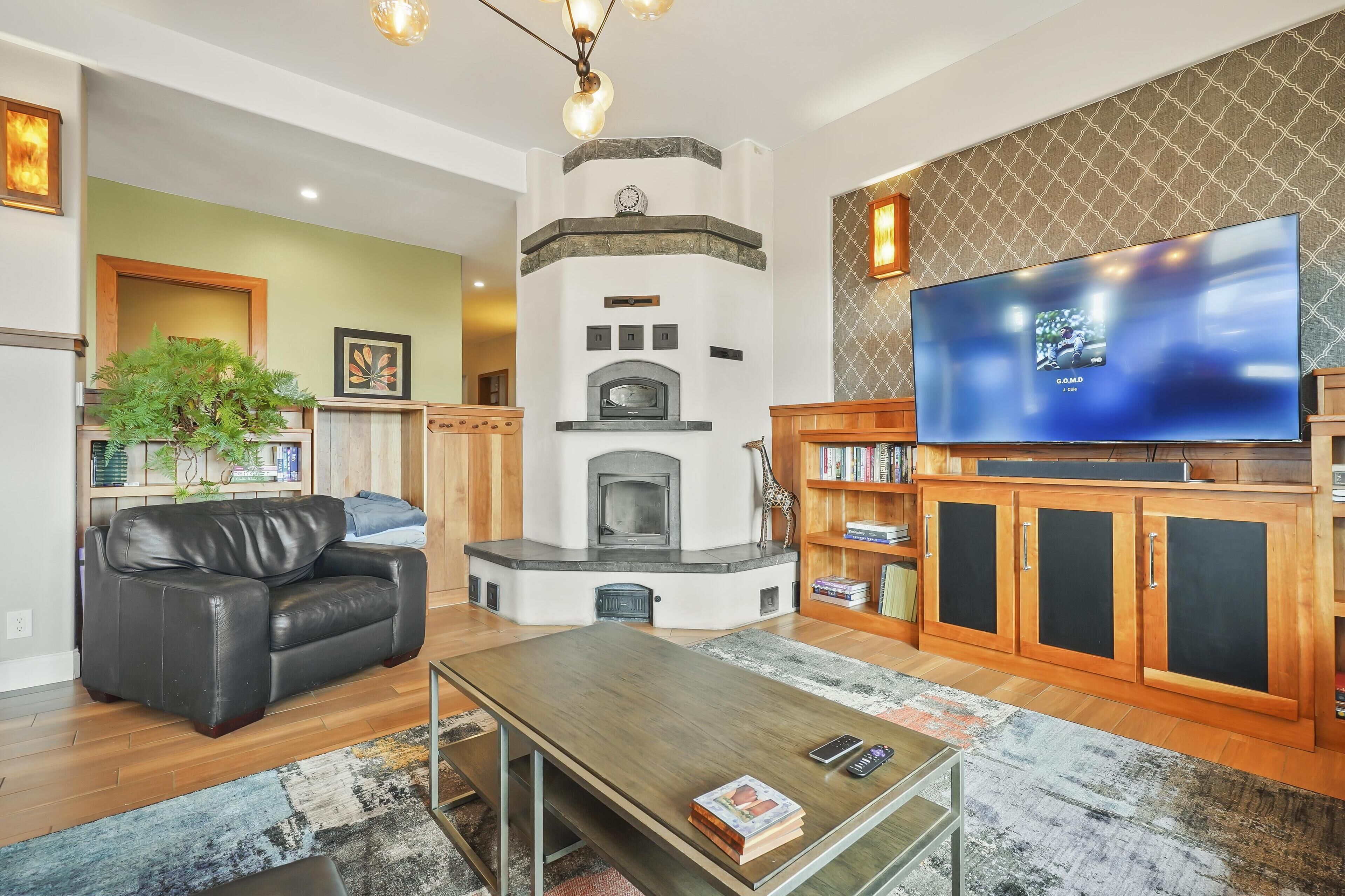 Älytelevisio, DVD-soitin, kirjoja, videokirjasto