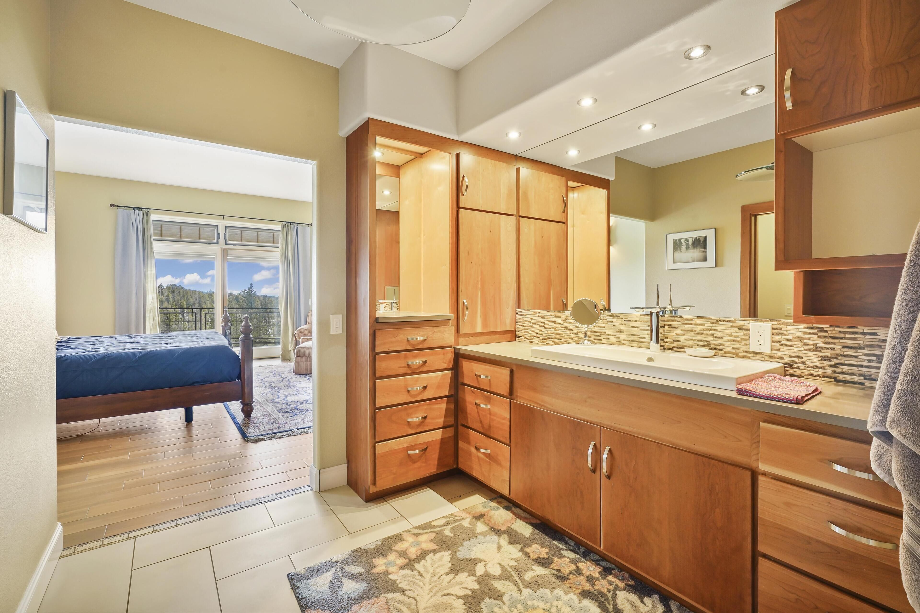 6 chambres, bureau, fer et planche à repasser, lit parapluie