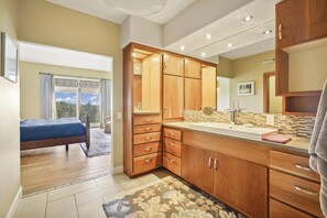 6 makuuhuonetta, työpöytä, silitysrauta/-lauta, vauvan matkasänky