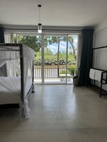 Escritorio, wifi gratis y ropa de cama 