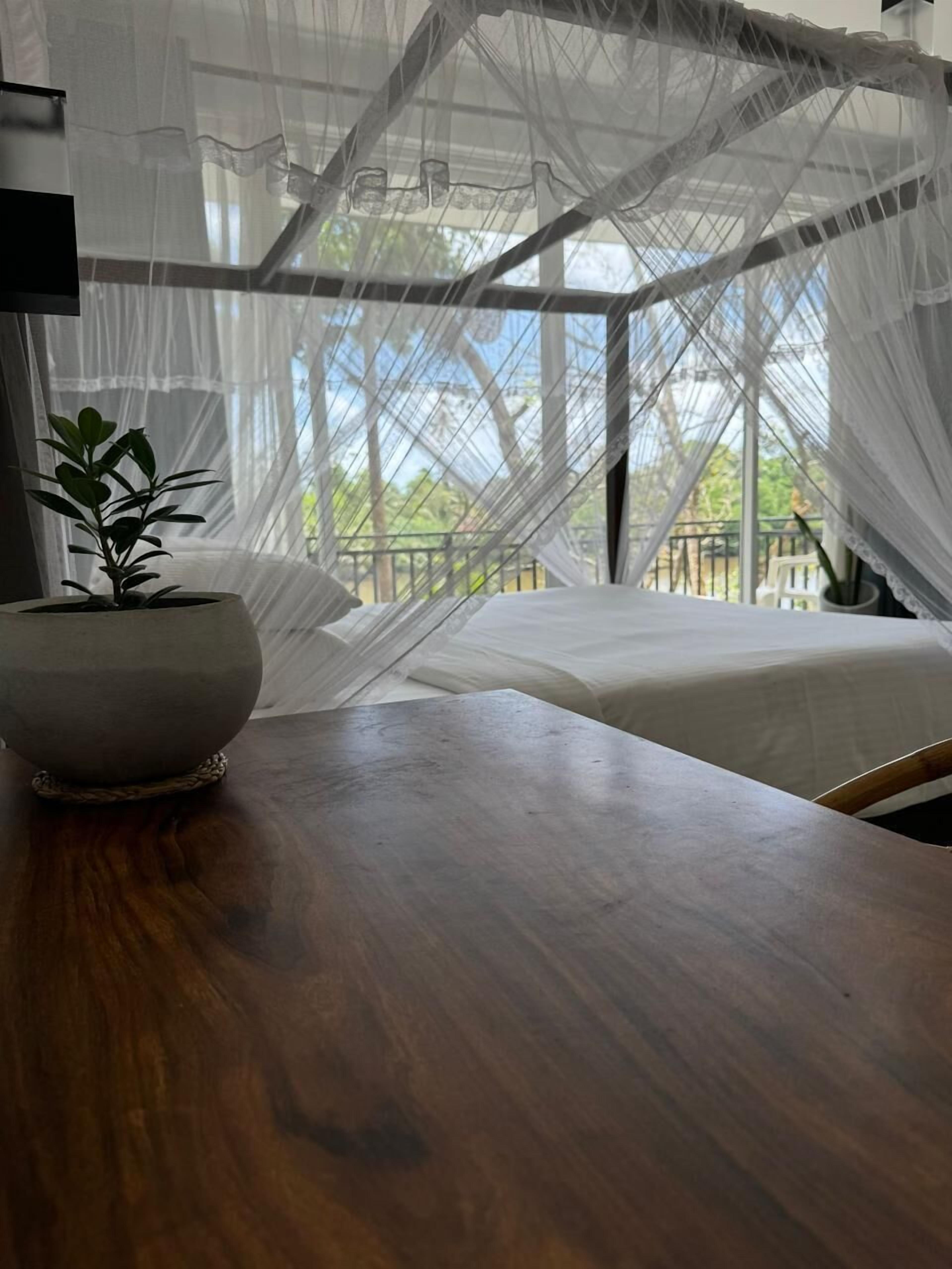 Escritorio, wifi gratis y ropa de cama 