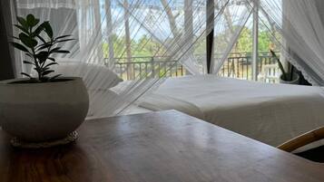 Escritorio, wifi gratis y ropa de cama
