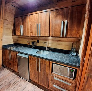 Chalet | Private kitchen | Mini-fridge, microwave, coffee/tea maker, cookware/dishes/utensils