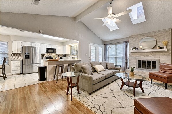 Smart TV, chimenea, videojuegos y futbolito