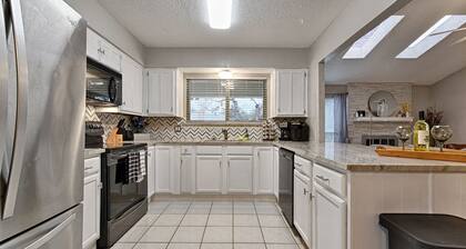 Hot Tub, Pool, Game room w/ arcades, Outdoor living, BBQ, firepit