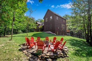 Outdoor dining - Ellicottville Treetop Retreat: All seasons Ellicottville Chalet (Ellicottville)