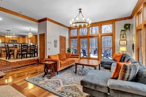 Smart TV, fireplace, video games, DVD player - Ellicottville Treetop Retreat: All seasons Ellicottville Chalet (Ellicottville)