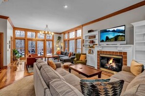 Smart TV, fireplace, video games, DVD player - Ellicottville Treetop Retreat: All seasons Ellicottville Chalet (Ellicottville)