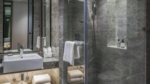 A modern bathroom with a glass-enclosed shower, a large mirror, and a white sink. - Joy Hotel Hangzhou (Hangzhou)