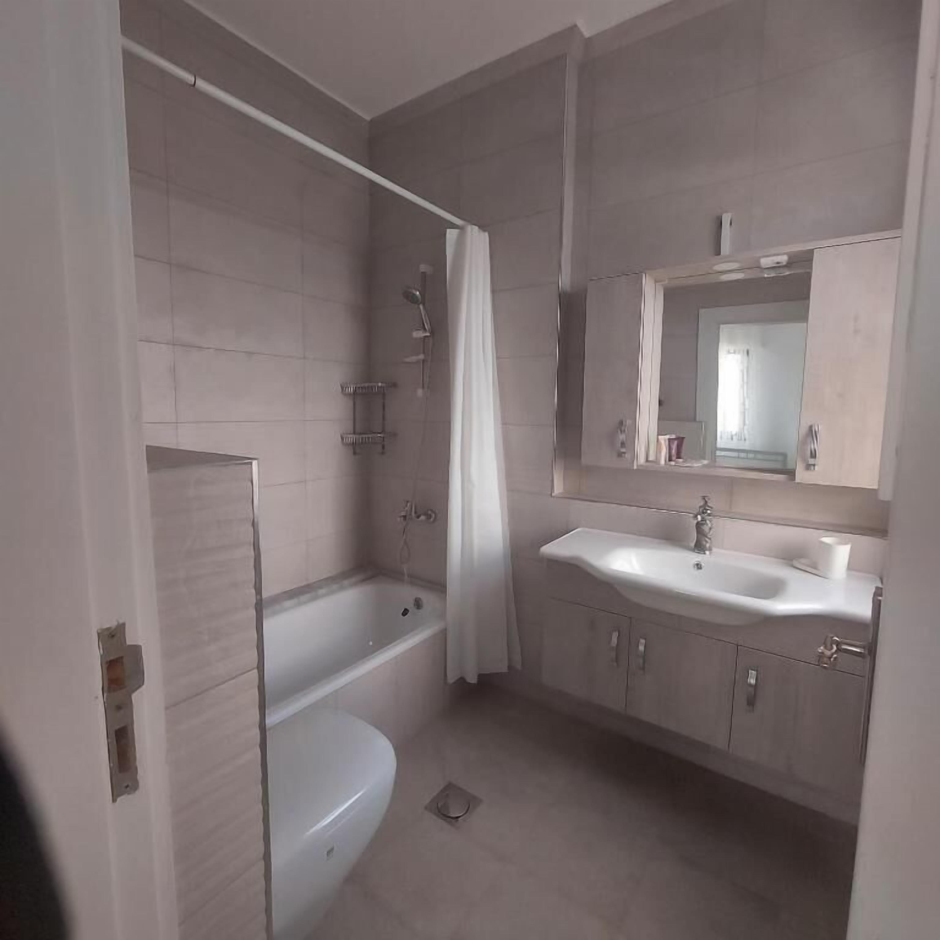 Habitación estándar con 2 camas individuales | Baño | Ducha y cabezal de ducha tipo lluvia