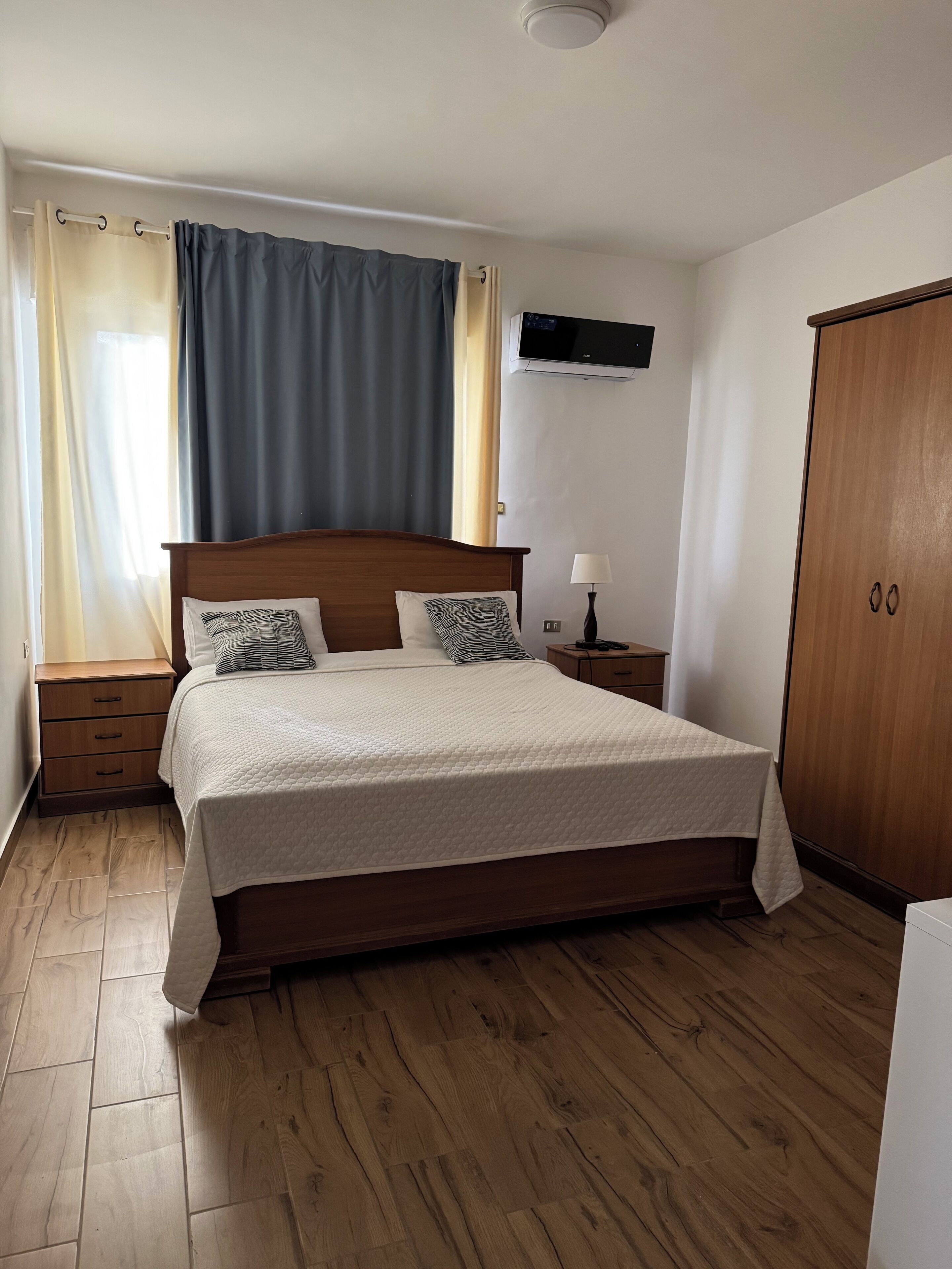 غرفة ديلوكس مزدوجة | ستائر تعتيم وتجهيزات عازلة للصوت ومكواة/لوح كي وواي فاي مجانًا