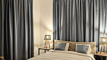 ستائر تعتيم وتجهيزات عازلة للصوت ومكواة/لوح كي وواي فاي مجانًا