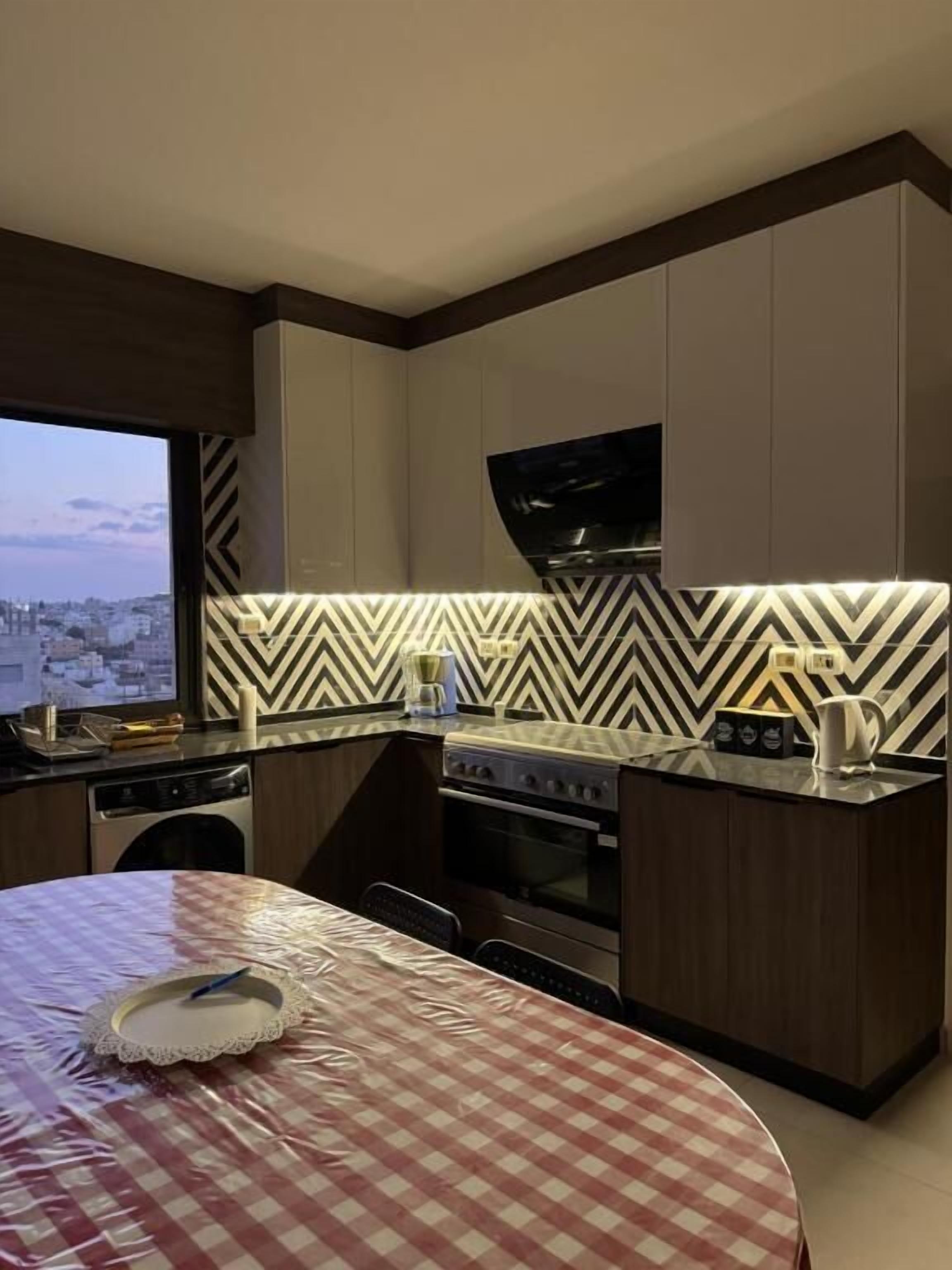 Full-sized fridge, microwave, oven, stovetop