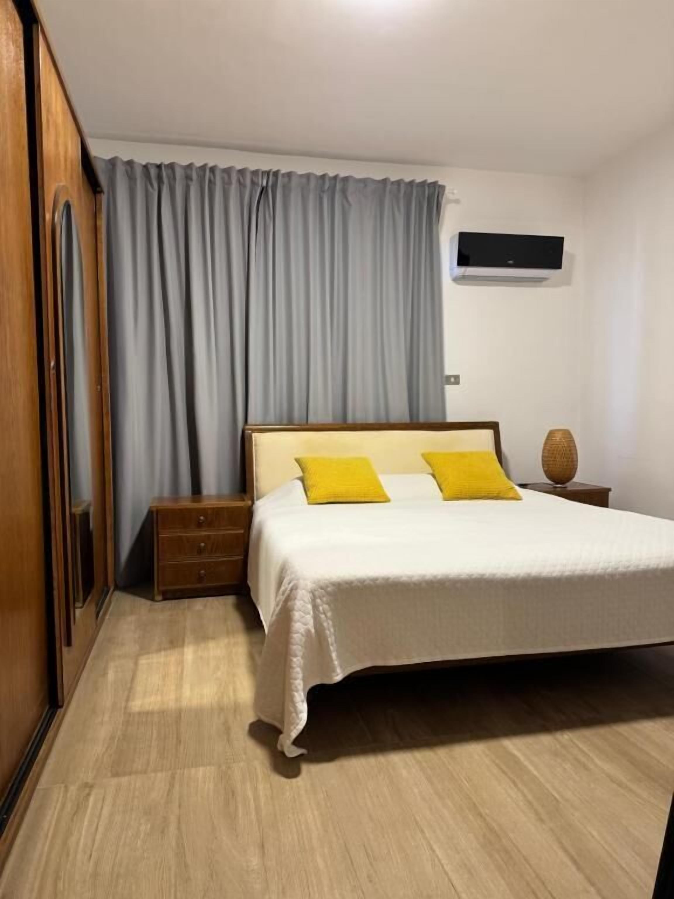 ستائر تعتيم وتجهيزات عازلة للصوت ومكواة/لوح كي وواي فاي مجانًا