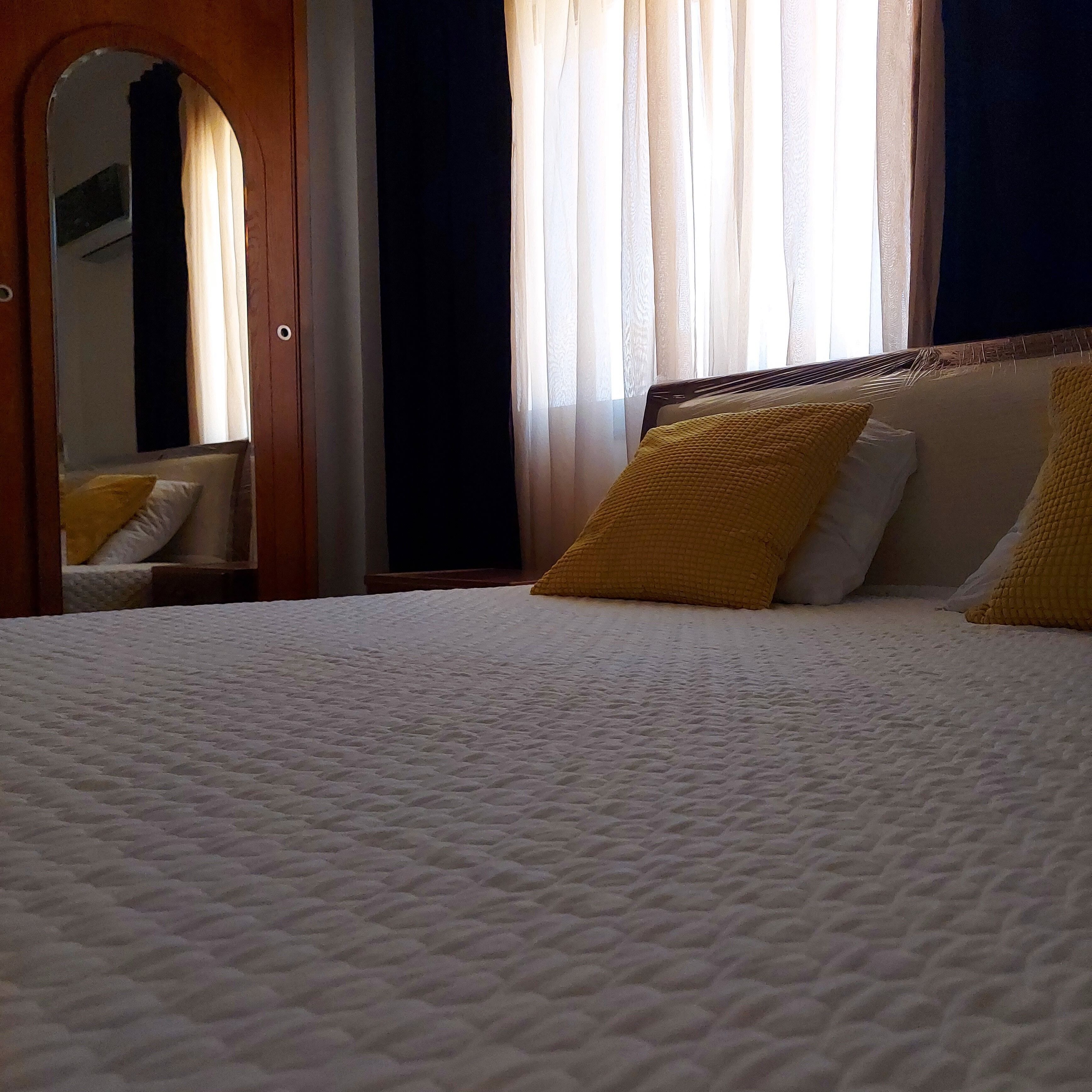 Rideaux occultants, chambres insonorisées, fer et planche à repasser