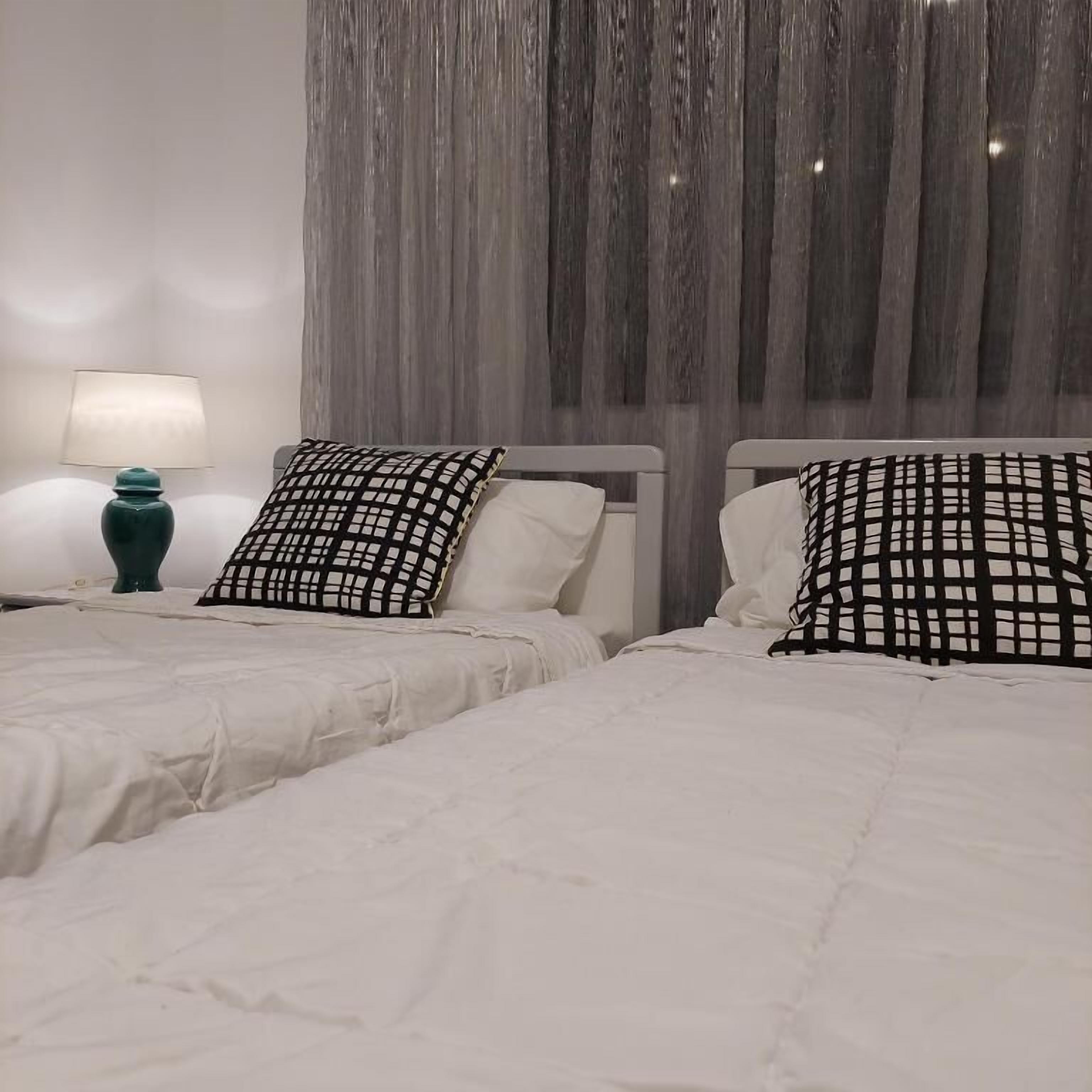 Rideaux occultants, chambres insonorisées, fer et planche à repasser