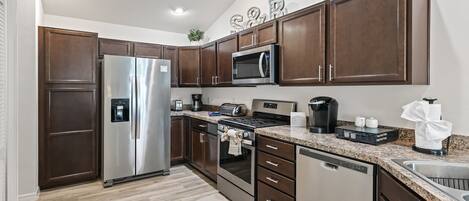 Een koelkast, een microgolfoven, een oven, een kookplaat