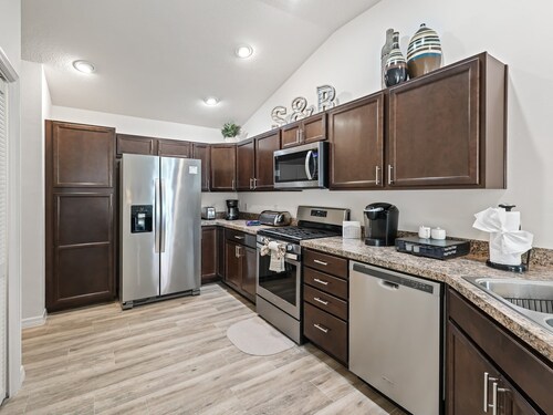 2/2 PATIO VILLA CLOSE TO THE POOLS AND GOLF COURSES!