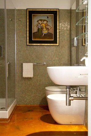 Shower, hair dryer, bidet, towels - Bright open space in Central Station area (Milano)
