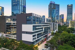 A modern hotel with multiple floors, large windows, and a prominent entrance. - Rely Hotel Flagship (Nanshan Hi-tech Park, Shenzhen) (Shenzhen)