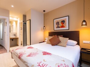 3 عدّة غرف نوم ومكواة/لوح كي وخدمة الإنترنت وملاءات أسرّة