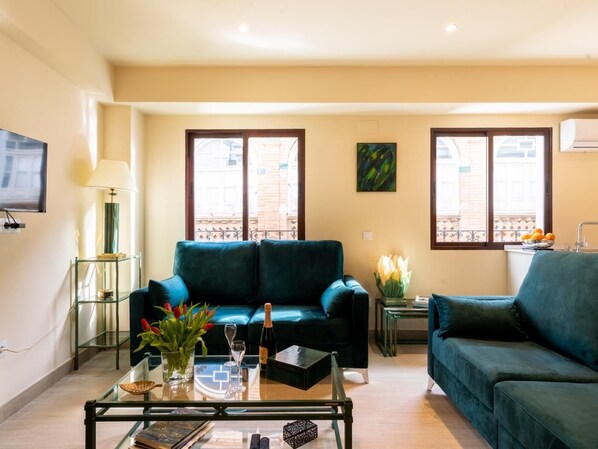 تلفزيون بشاشة مسطحة