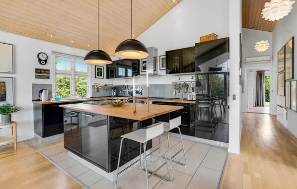 ثلاجة، غسالة أطباق، ماكينة لصنع القهوة/الشاي