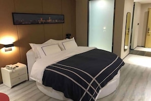 A modern hotel room with a large bed, bedside table, and a nightstand. - Lan'o Shangpin Hotel Xiangshuihua Never Sleeping City (Xiangshui)