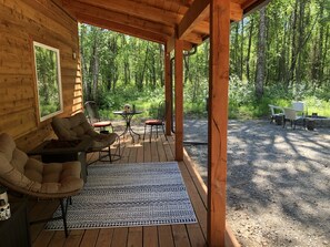 Outdoor dining - Cozy Cabin in the Woods (Talkeetna)