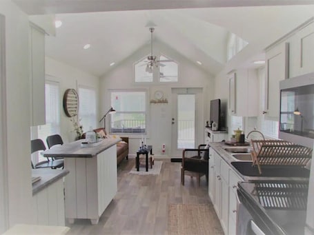 Interior. Emmylou Hideaway: Rustic & Serene Woods Retreat