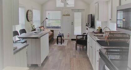 Emmylou Hideaway: Rustic & Serene Woods Retreat