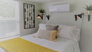 2 bedrooms, desk, WiFi, bed sheets