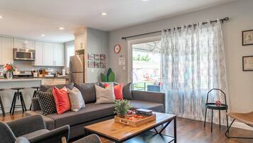 Smart TV, videojuegos, reproductor de DVD, mesa de ping pong