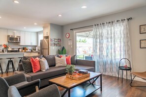 Smart TV, videojuegos, reproductor de DVD, mesa de ping pong