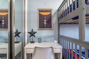 3 間睡房、書桌、熨斗/熨衫板、可攜式嬰兒床